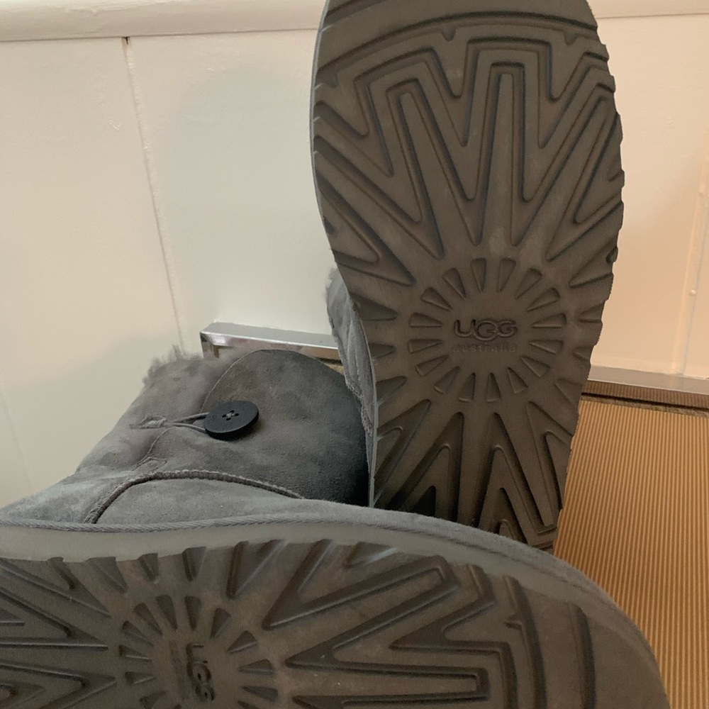 UGG Bailey Button Boot - Picture 4 of 4